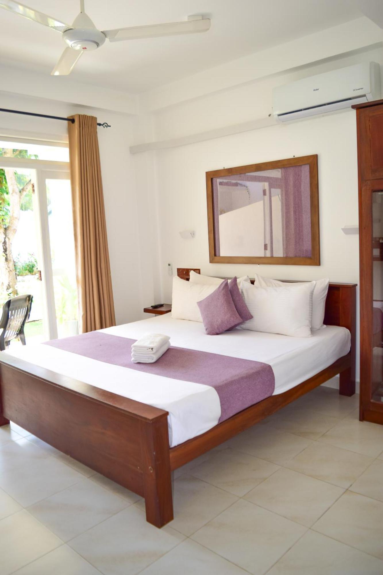 The Bamboo Tree Transit Hotel Катунаяка Экстерьер фото