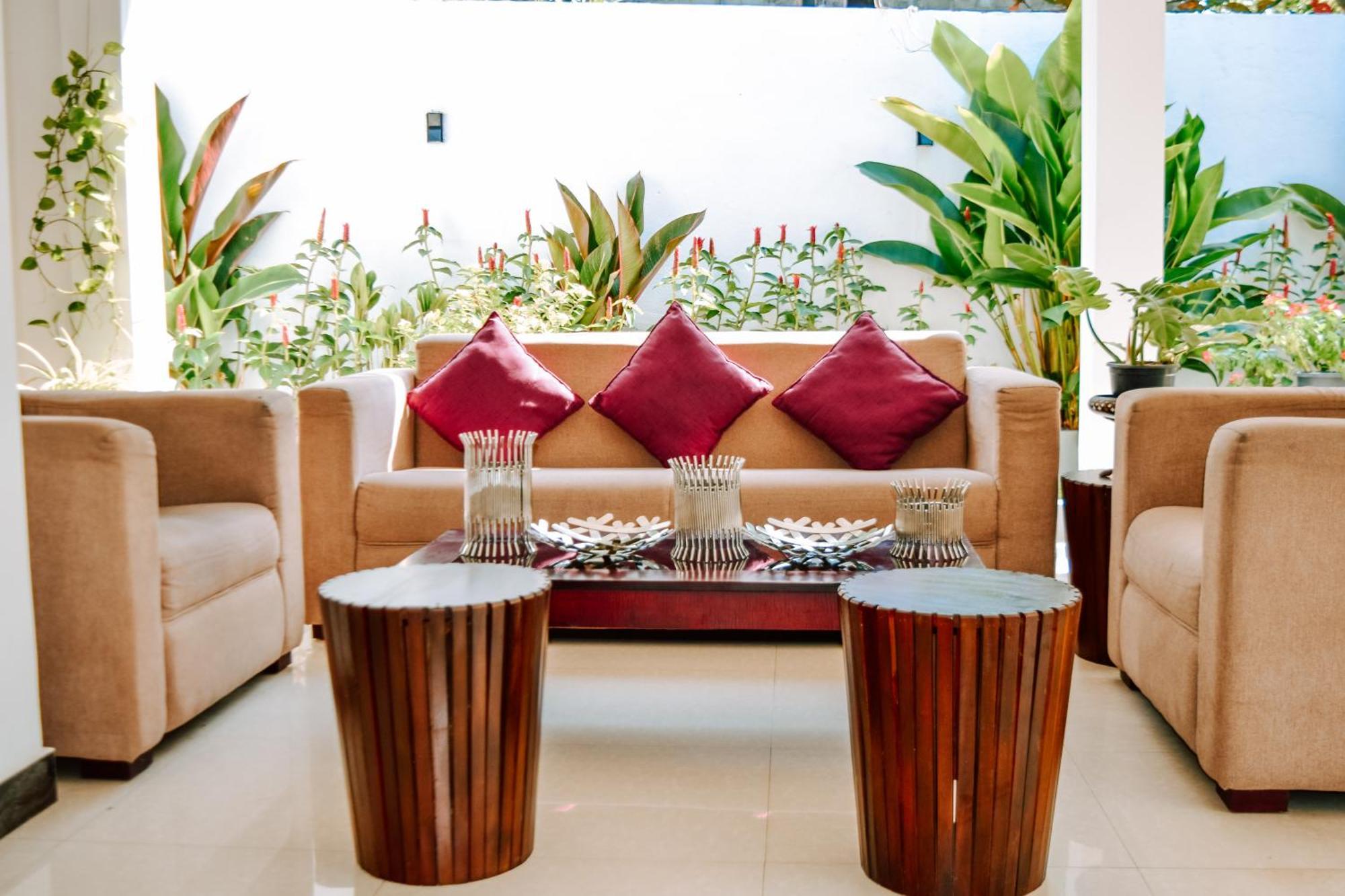 The Bamboo Tree Transit Hotel Катунаяка Экстерьер фото