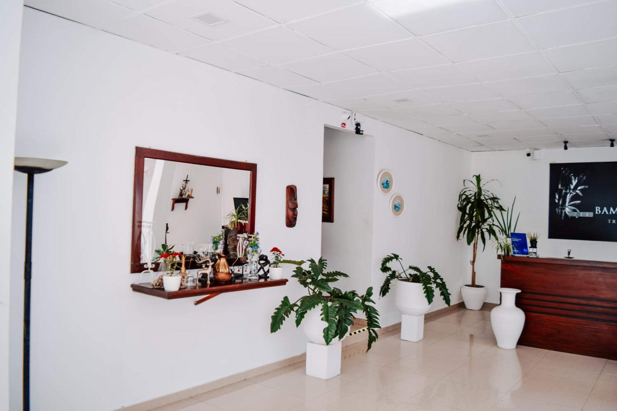 The Bamboo Tree Transit Hotel Катунаяка Экстерьер фото