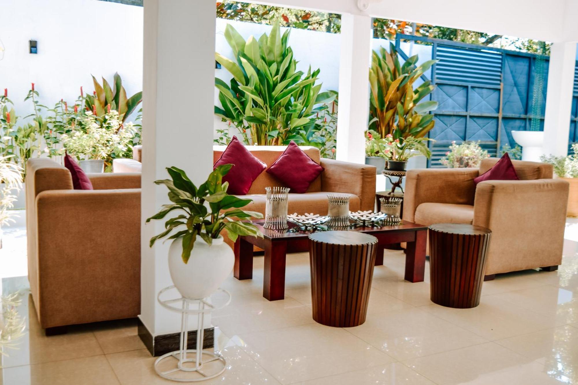 The Bamboo Tree Transit Hotel Катунаяка Экстерьер фото