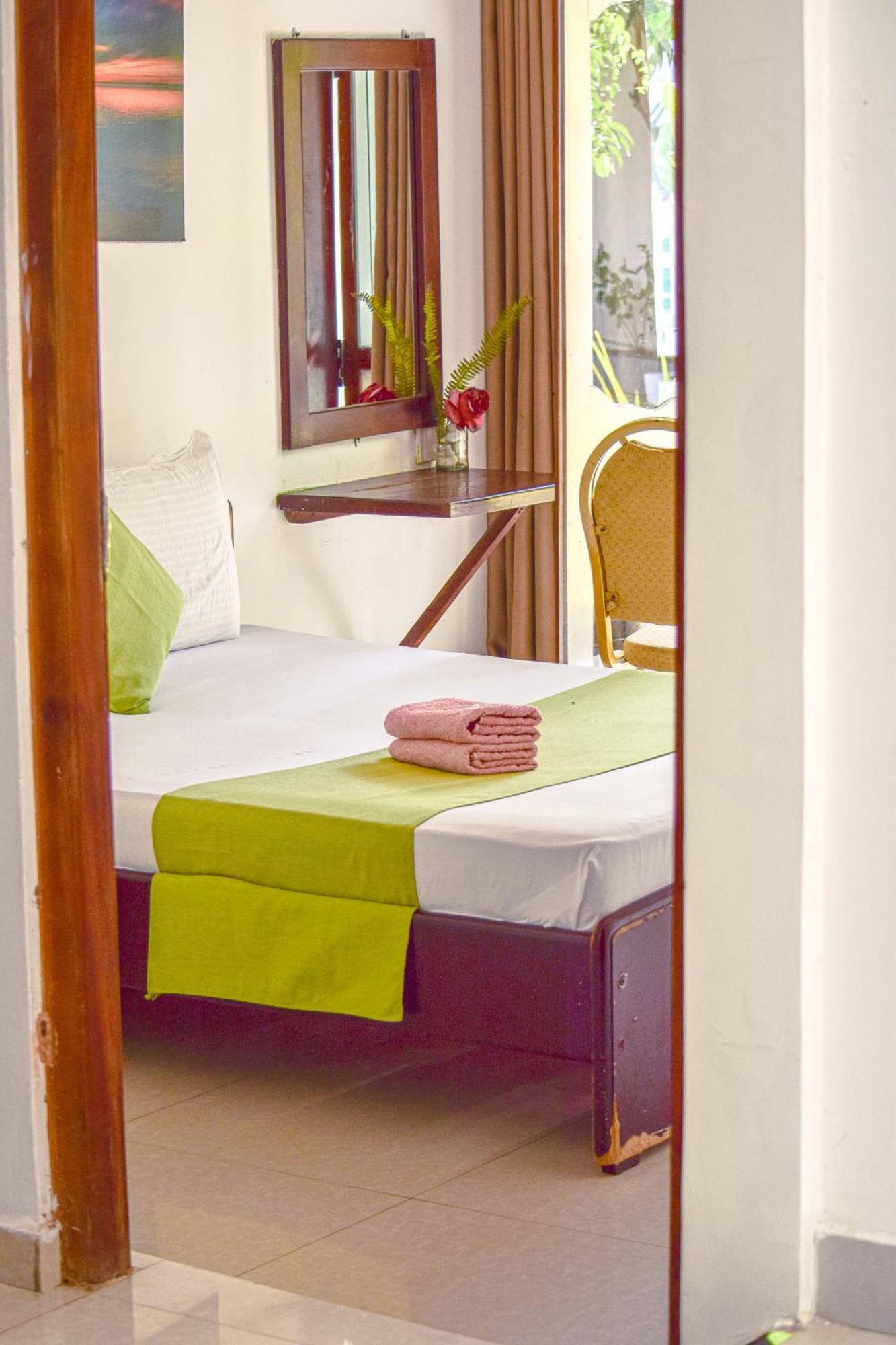 The Bamboo Tree Transit Hotel Катунаяка Экстерьер фото